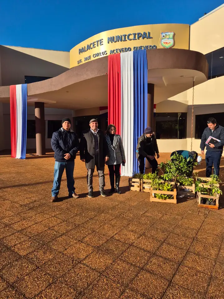 Ciudadanos de PJC recibiendo plantines de especies nativas para sus hogares y veredas.