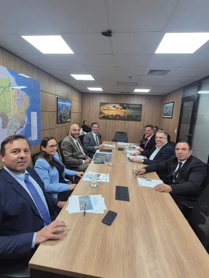 Terminal aeroportuaria moderna en la frontera entre Paraguay y Brasil con logística de carga y pasajeros.