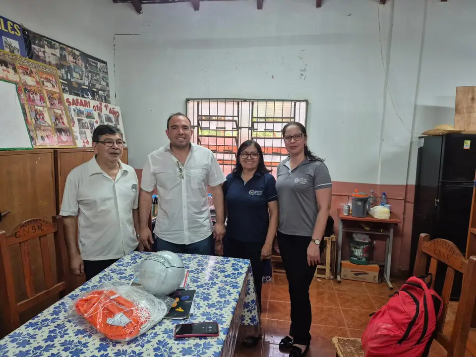 Un complejo deportivo moderno con canchas de pasto sintético iluminadas y una pista de atletismo perimetral.